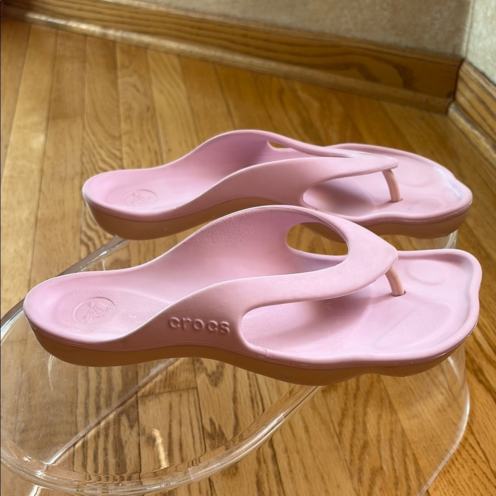 CROCS Women’s Pink Thong  Sandals  SZ:9 EUC